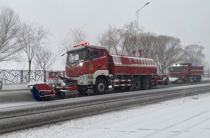 人生就是博环境除冰雪装备全力投入破冰作业，助力北京道路交通安全